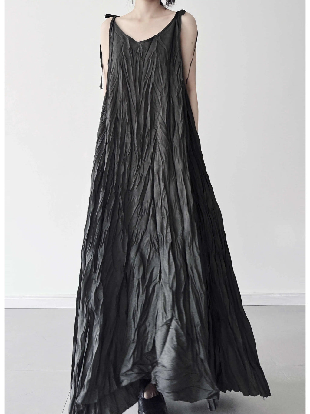 UMI MAO Small Niche Design With Irregular Pleats V-neck Camisole Dress Summer Slimming Effect Hanging Large Swing Long Skirt