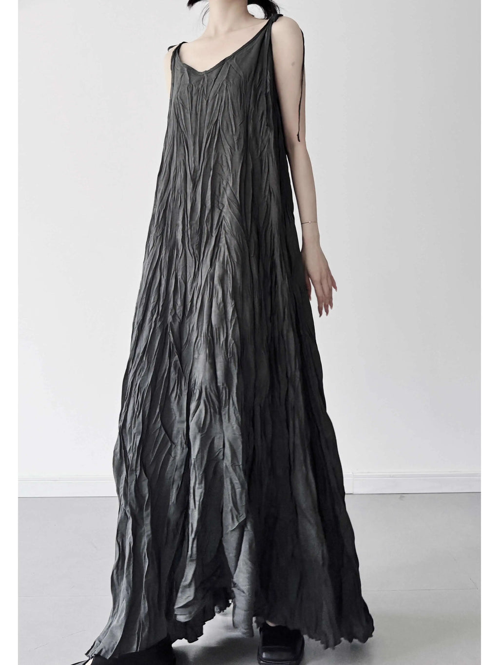 UMI MAO Small Niche Design With Irregular Pleats V-neck Camisole Dress Summer Slimming Effect Hanging Large Swing Long Skirt